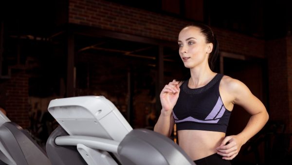 medium-shot-woman-running-treadmill_23-2148768862